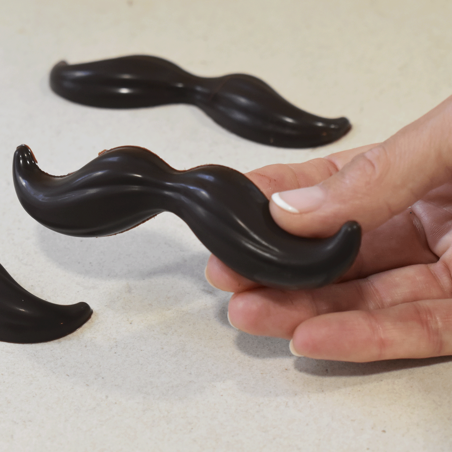 JUEGO 2 MOLDES PLASTICO TERMOFORMADO BIGOTE Y GAFAS